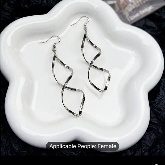 Women's earrings spiral hollow dangle new e27 - Picture 3 of 3